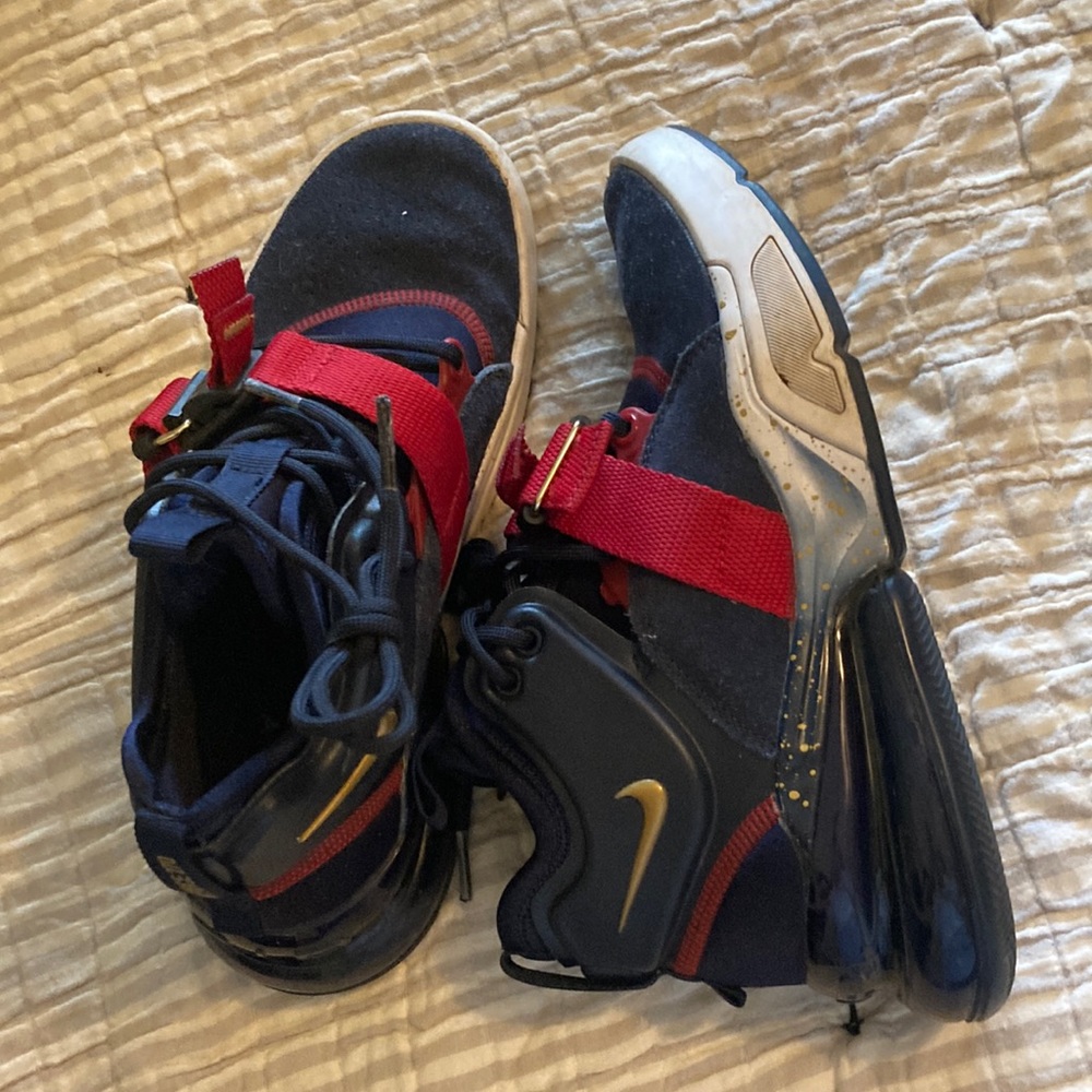 Nike air force 270 basketball shoes with magnetic clip